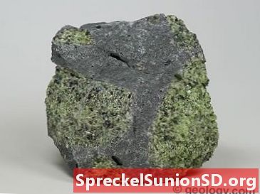 Olivina: mineral que forma la roca. S'utilitza com a peridot de les pedres precioses.