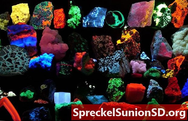蛍光鉱物と岩石：それらは紫外線の下で輝きます！