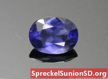 Iolit: Kordierit iz kakovostnega dragulja in modri safirski videz sta podobna.