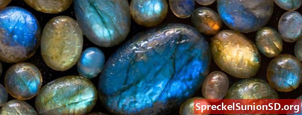 Labradorite: Fenspat đá quý plagioclase với màu sắc vui tươi!