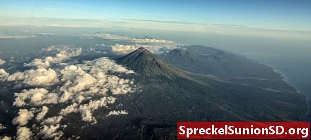 Връх Агунг - активен вулкан - Бали, Индонезия