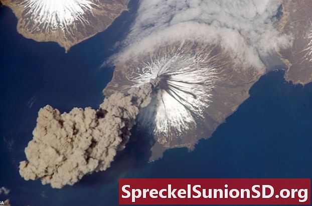 Muntele Cleveland: vulcan activ în Insulele Aleutice Alaskas