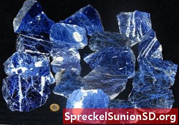 Sodaliitti: harvinainen sininen mineraali, jota käytetään helmi.