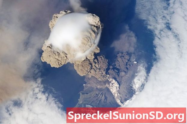 नासा, यूएसजीएस आणि एनओएए मधील नेत्रदीपक ज्वालामुखीय विस्फोट फोटो
