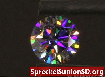 Titanate de strontium: un simulant de diamants au feu incroyable