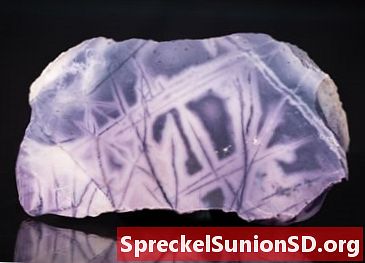 Тіффані Стоун: Фіолетовий камінь з флюориту та бертрандиту