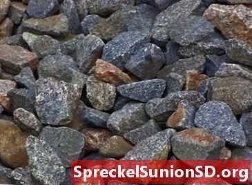 מלכודת רוק: סלעים עוריים כהים המשמשים לייצור אבן כתוש