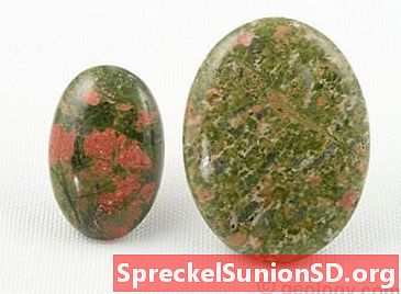 Unakite: Uma rocha rosa e verde com propriedades de pedras preciosas